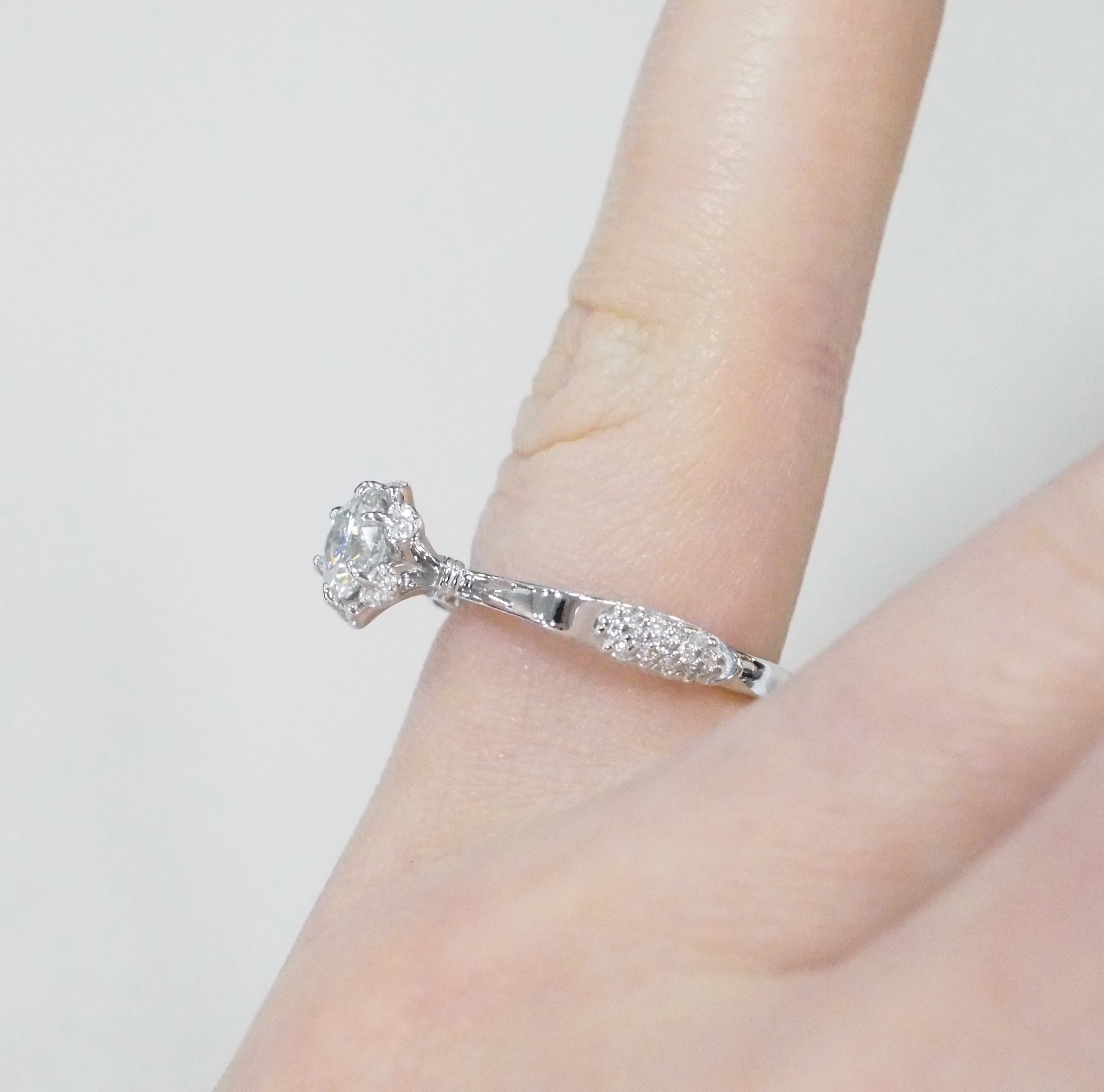 Серебряное кольцо с муассанитом
